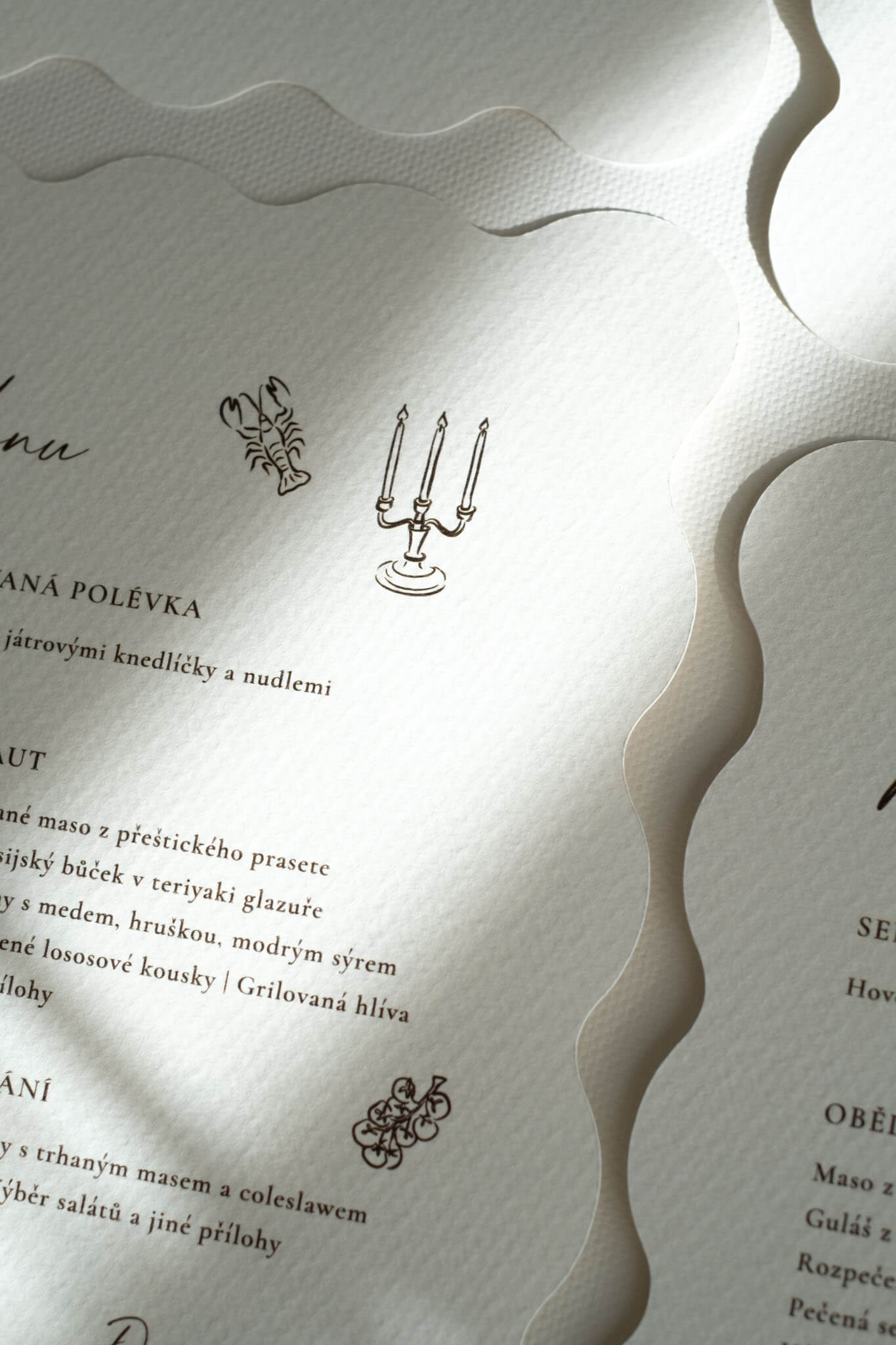 Menu s tvarovým výsekem a ilustracemi